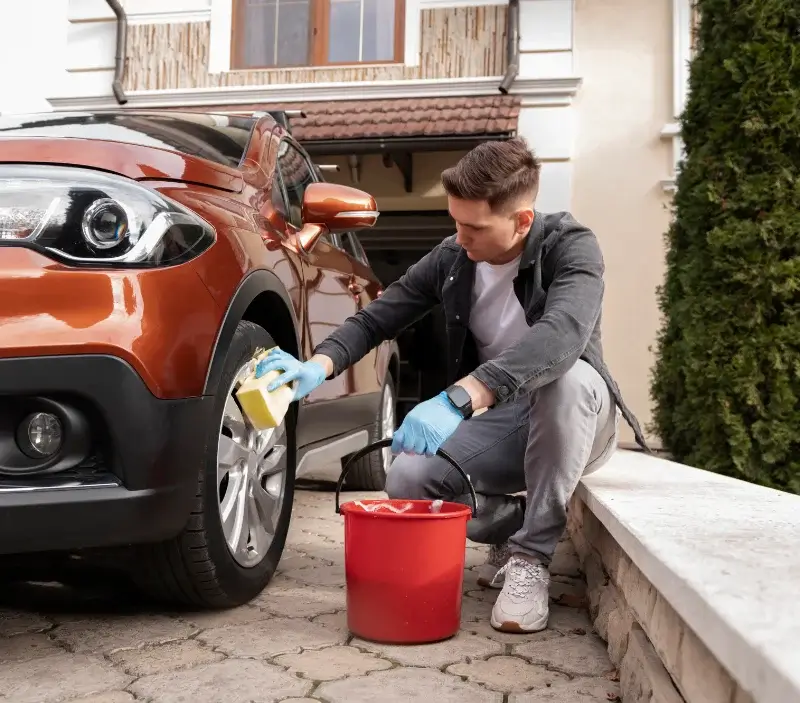 Lavage auto à domicile Bourg-Achard : professionnel intervenant sur un véhicule